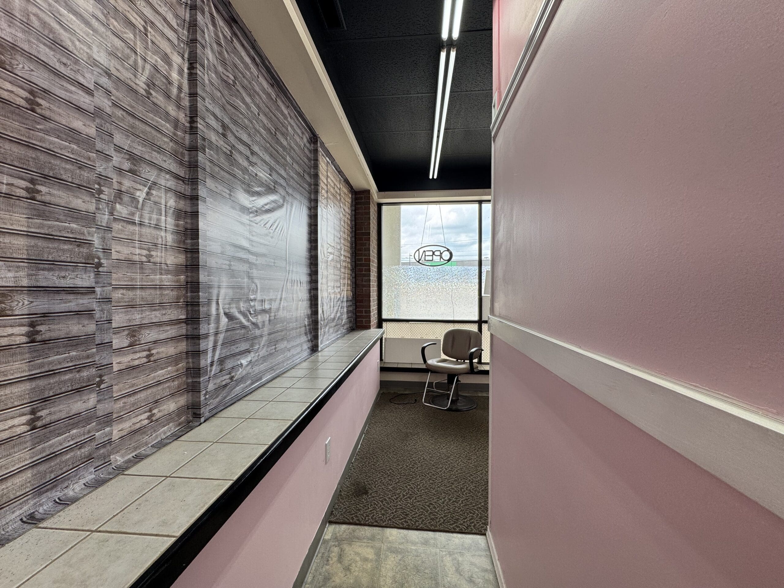 Versatile 860 SF Retail Space – Affordable & Functional