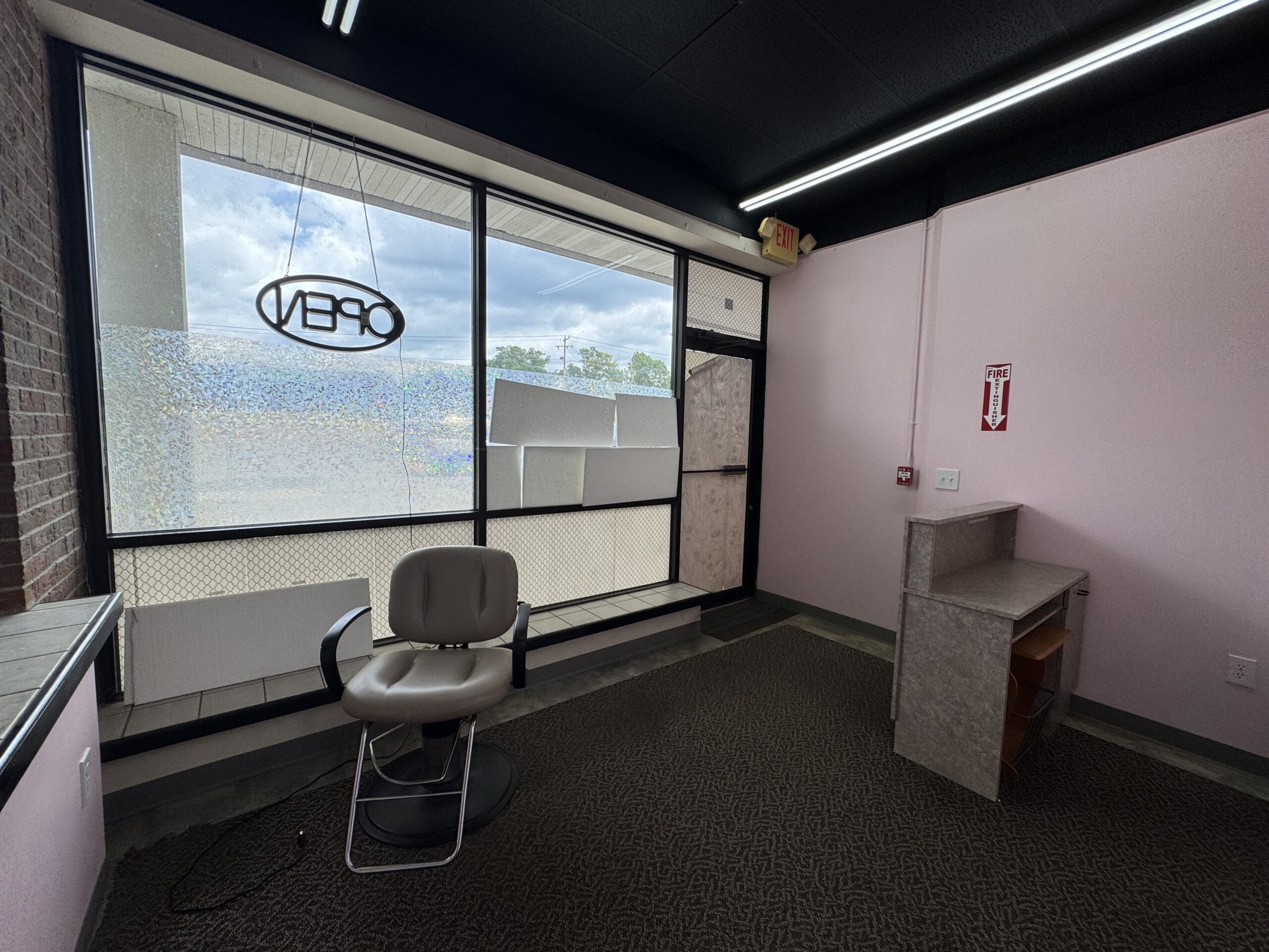 Versatile 860 SF Retail Space – Affordable & Functional