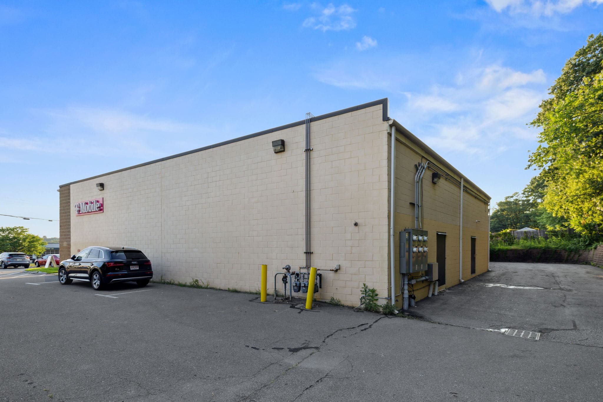 Highly visible retail space on bustling South Willow Street